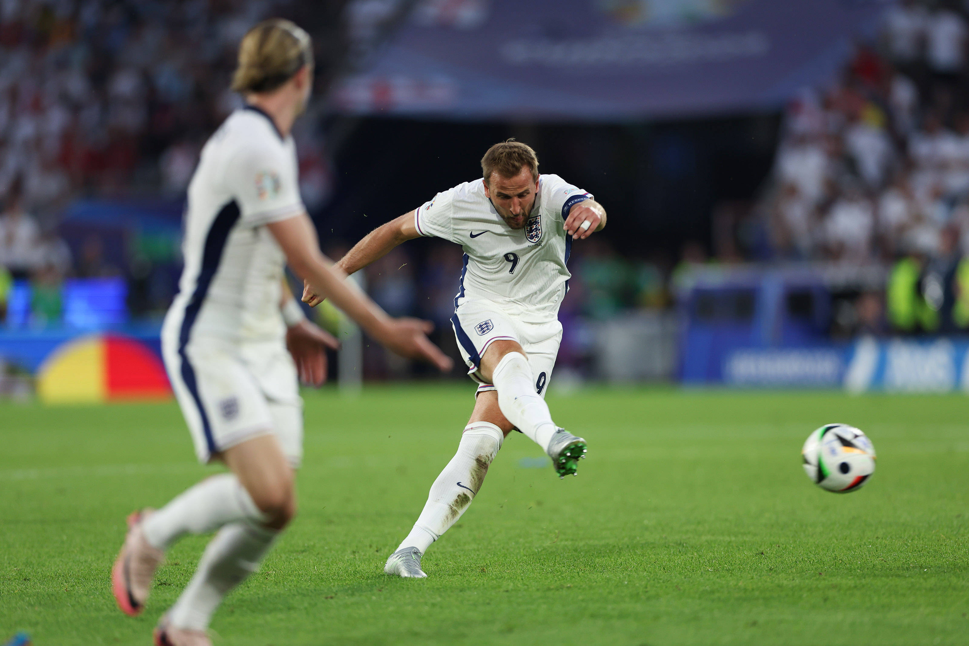 英格兰轻松战胜对手晋级欧锦赛 英格兰轻松战胜对手晋级欧锦赛
