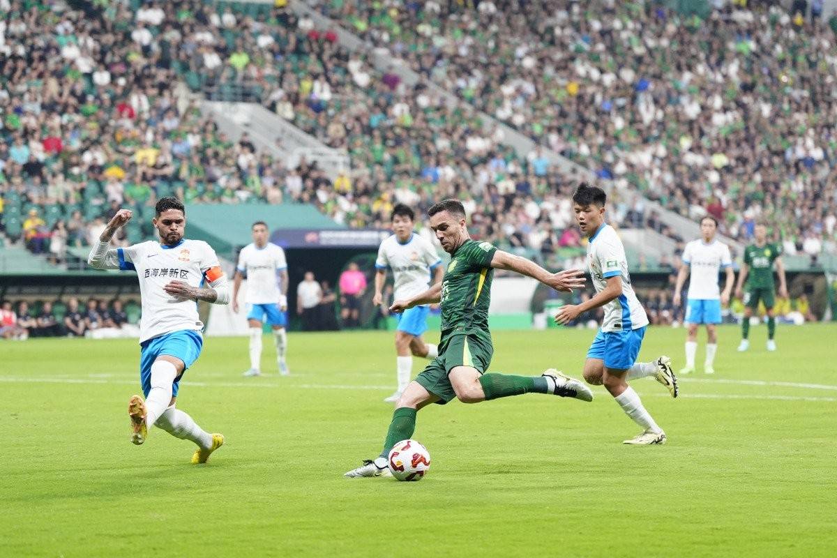 国内顶级球队争夺冠军喜忧参半 国内顶级球队争夺冠军喜忧参半