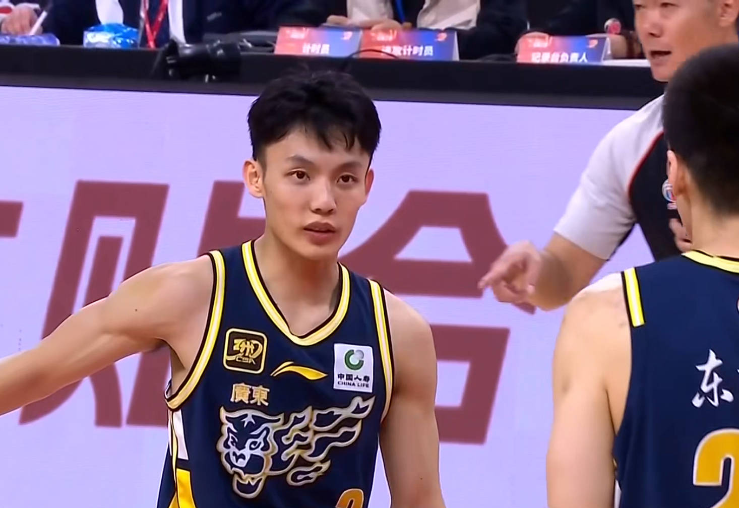 包含CBA新赛季转会市场蠢蠢欲动，多队欲引进外援强化实力的词条