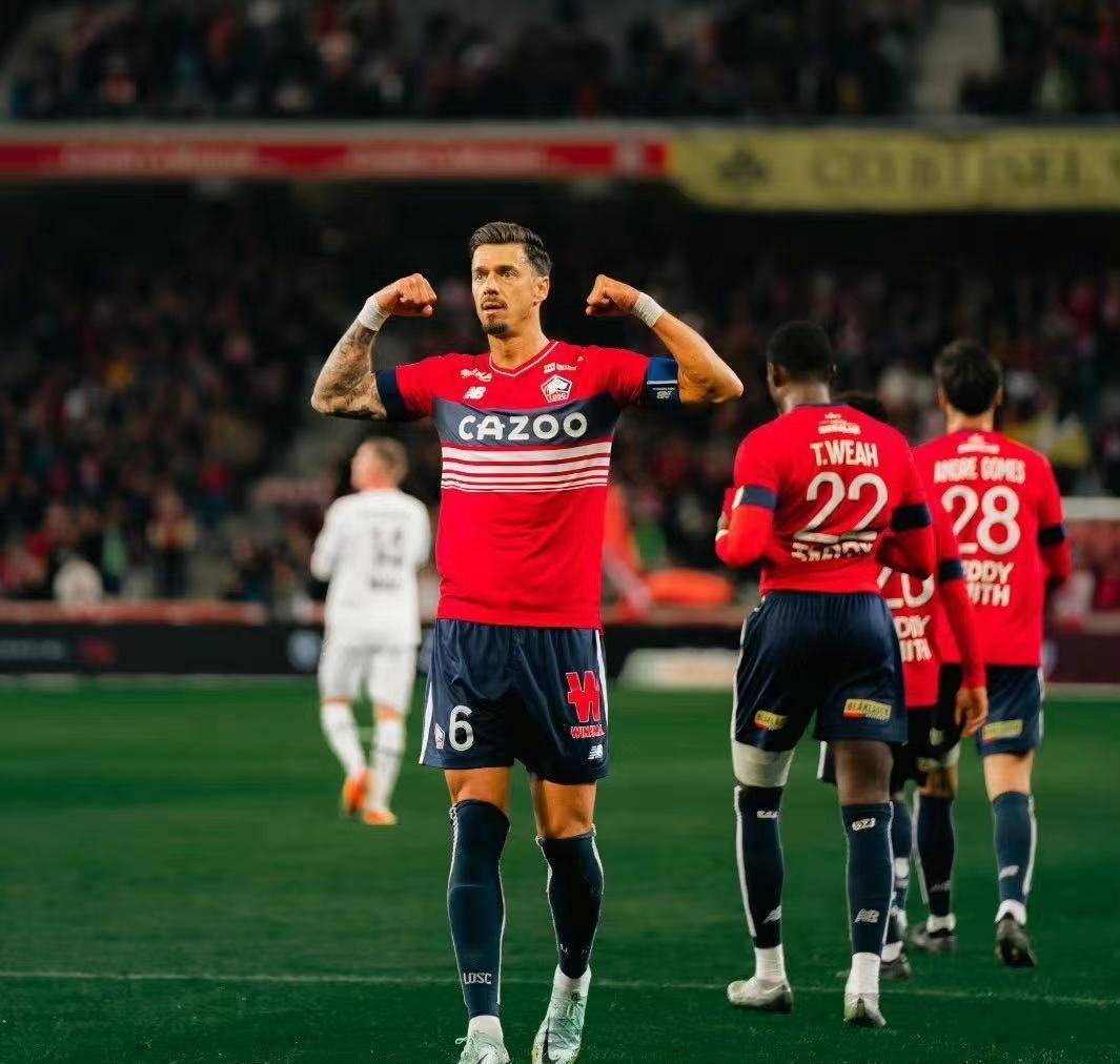 澳大利亚中场加盟法甲球队,吸引全球关注 澳大利亚中场加盟法甲球队,吸引全球关注