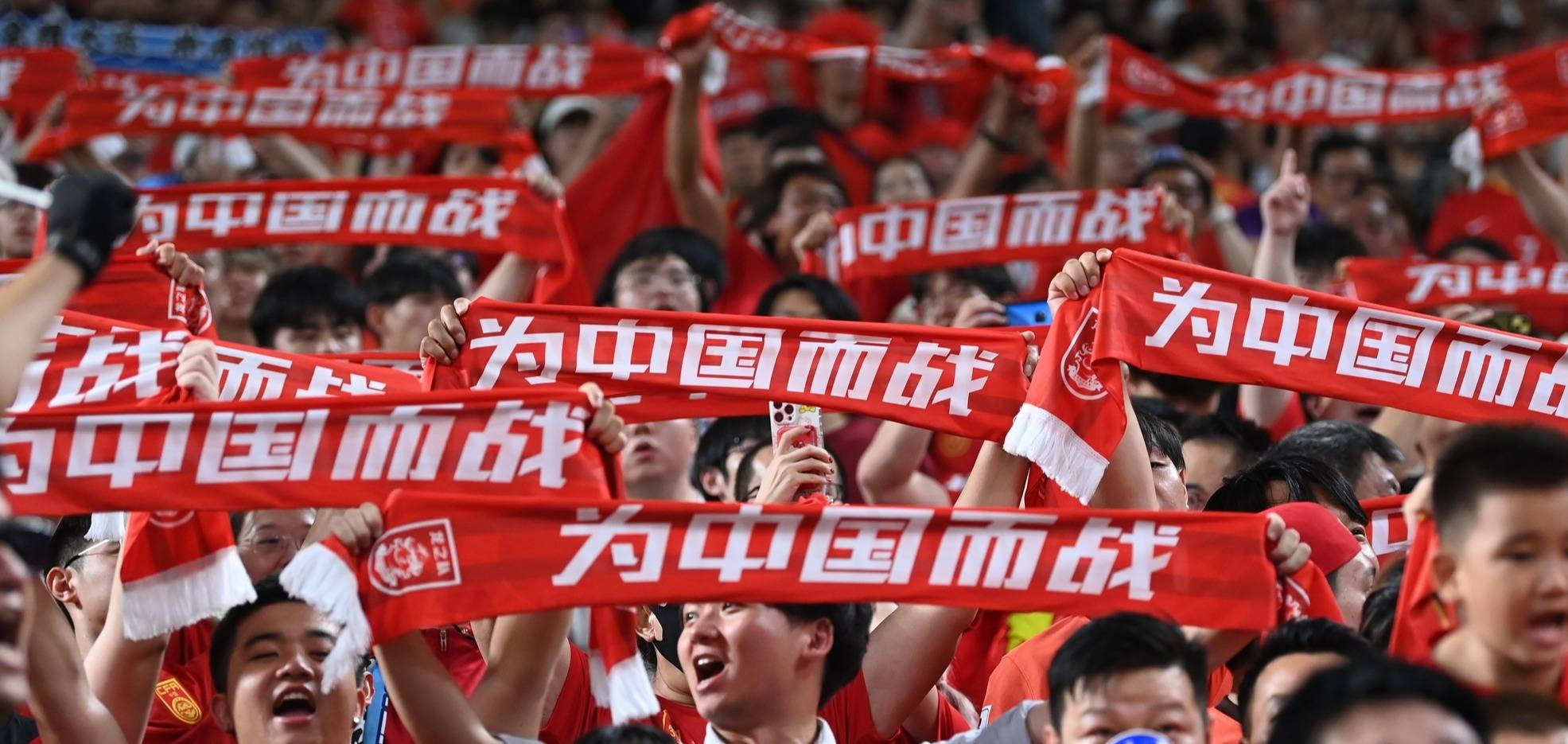 运动员们搏尽全力，奋力冲向胜利之路