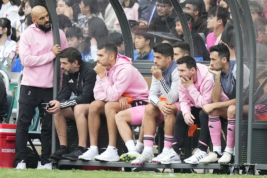 汉堡球迷抗议管理层决策，纷纷发声支持球队的简单介绍