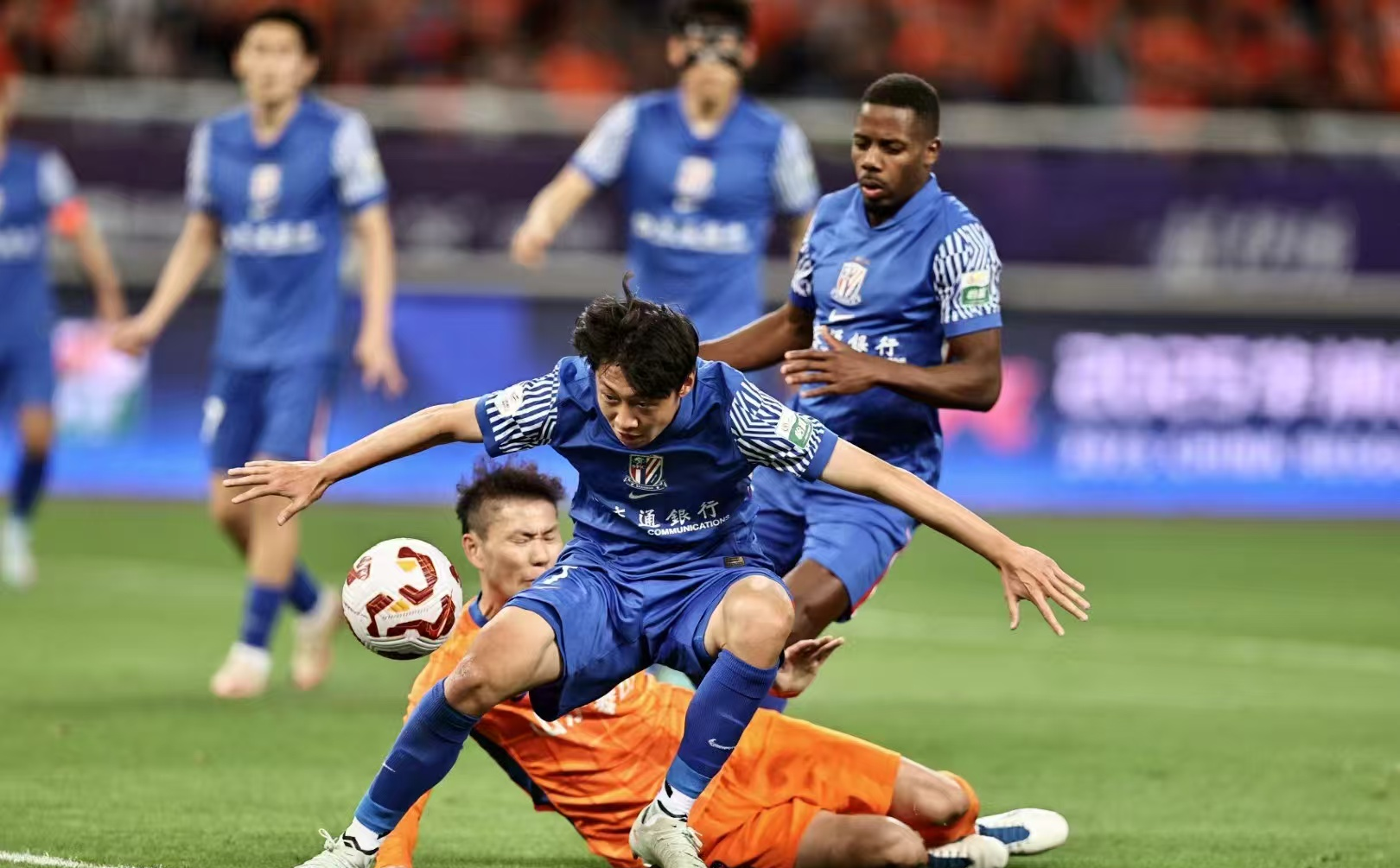 亚眠客场大败，球队前景堪忧