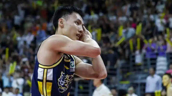 运动员受伤退出,队伍换上替补选手 运动员受伤退出,队伍换上替补选手