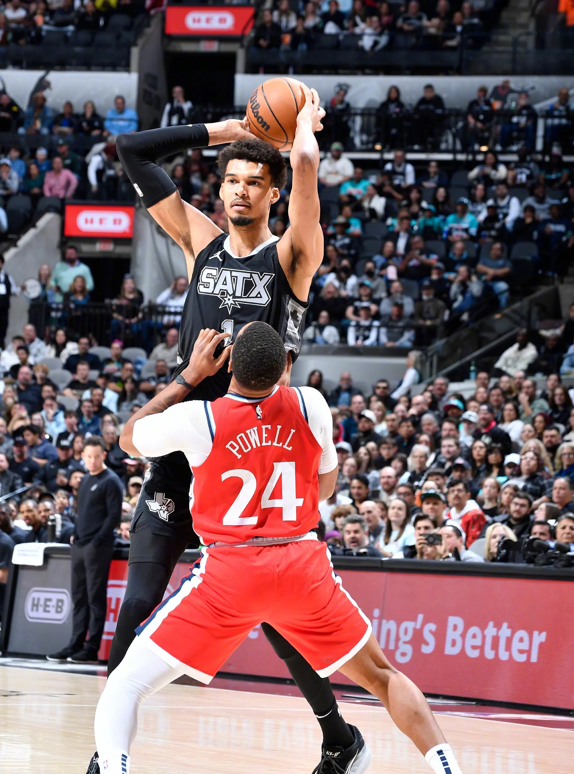 快船击败马刺取得四连胜